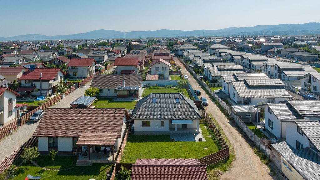 Refugiul tău de lângă Brașov – Casă P+M în cartie...