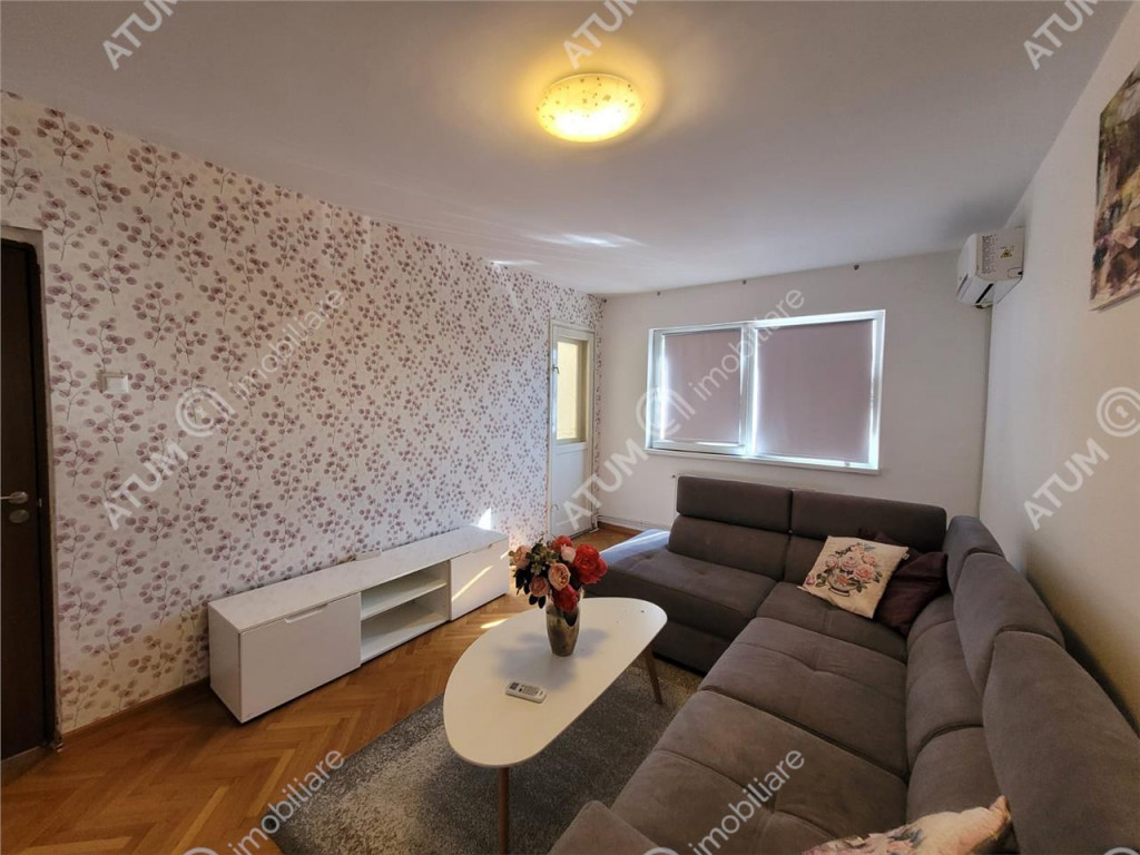 Apartament decomandat 3 camere si balcon zona Vasile Aaron d