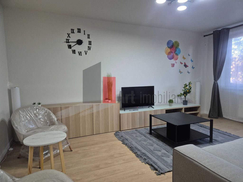 Inchiriez apartament 4 camere, complet renovat,