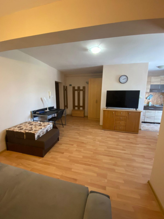 Garsonieră tip studio, 30 mp, balcon 6 mp, mobilată și ut