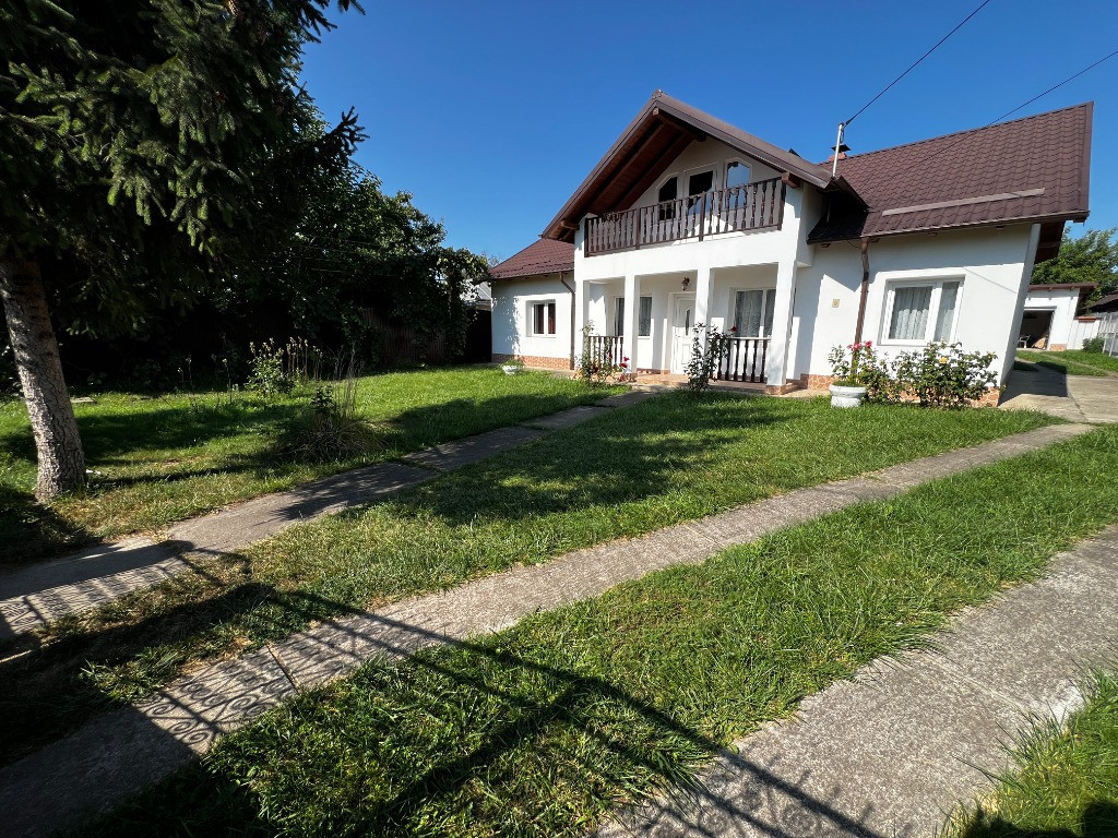 Casă 4 dormitoare / 2076 mp teren Roman, Neamt