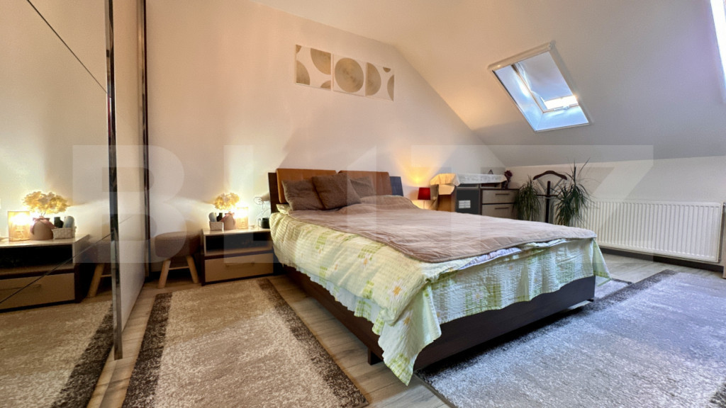 Apartament cu 3 camere și 2 băi, curte comuna, centrală p