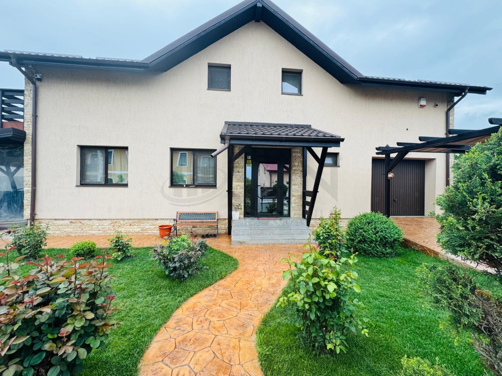 VILA GATA DE MUTARE 4 CAMERE CREVEDIA CENTRU