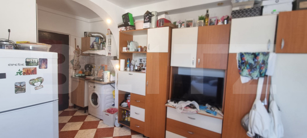 Garsoniera cu baie si geam mare - scara foarte ingrijita