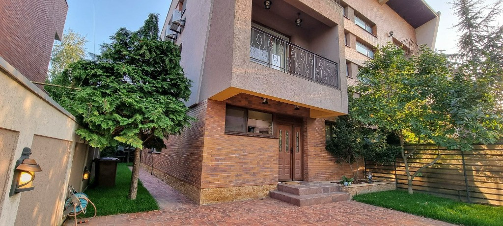 Vila. Lux Baneasa-Lac, zona vile, P+2E, sup. 350 mp.