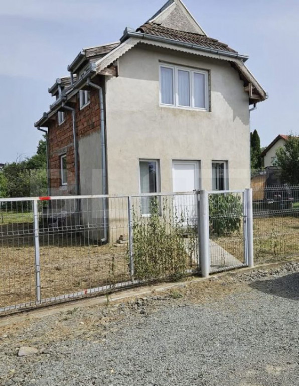 Casă de vanzare, 37 mp utili/nivel, teren 500 mp, zona Berc