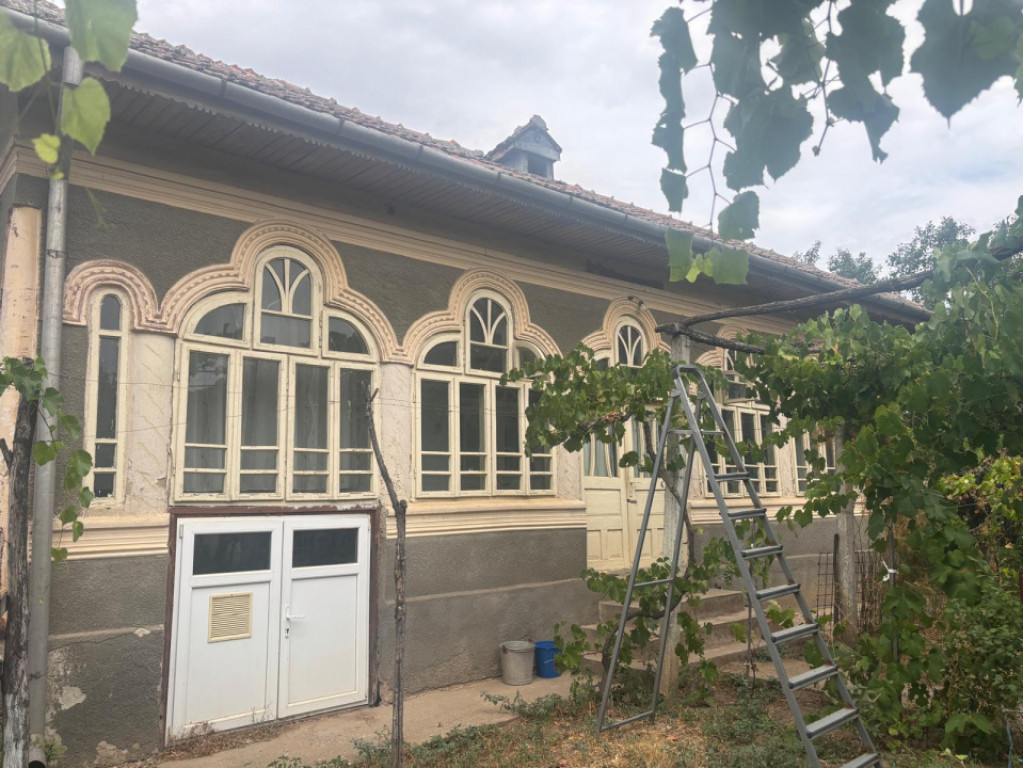 Casa recent renovata, 2023 mp teren, comuna Leu , RATE !!!