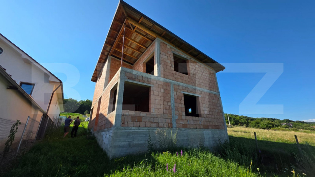 Casa la rosu, 180 mp utili si 870 mp teren, zona Valea Rusul