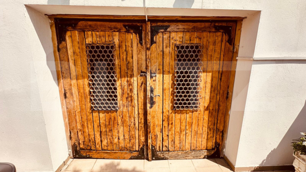 Casă individuală cu arhitectură clasică, renovată exter