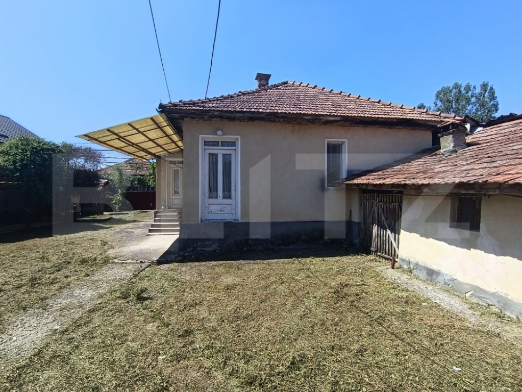 Casa cu 3 camere și o bucatarie de vară și 1300 mp teren