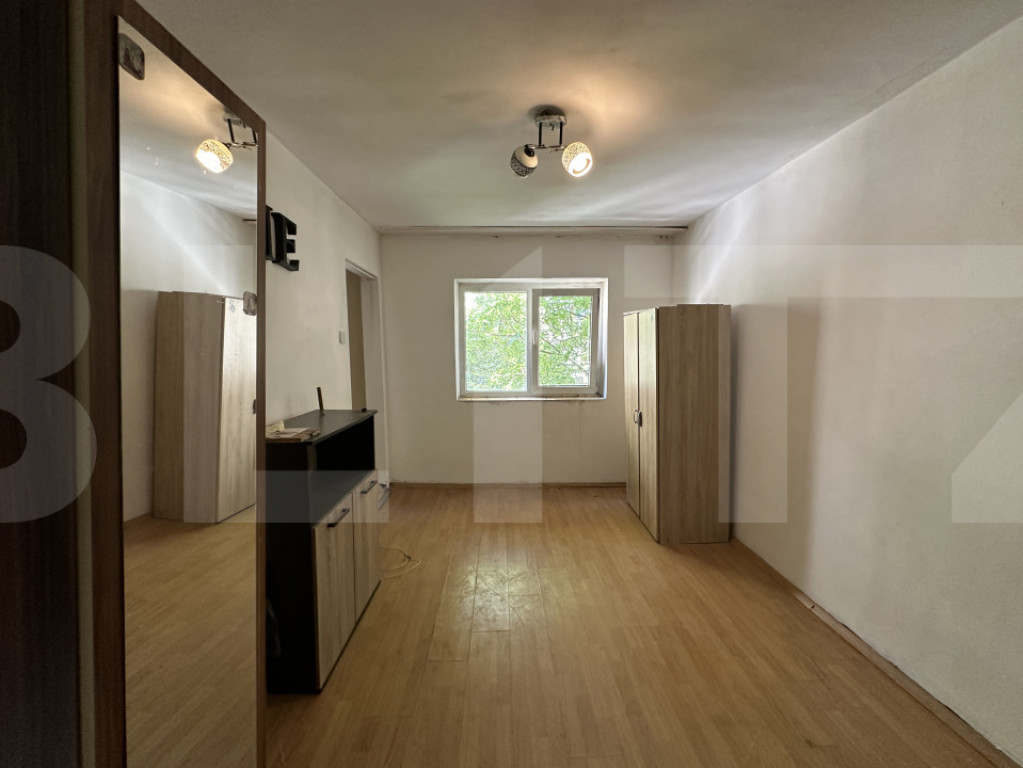 Garsoniera, etaj intermediar, zona Buziasului