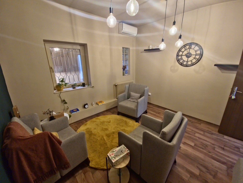 Chirie birou mic, zonă liniștită Faleza Nord etaj 1