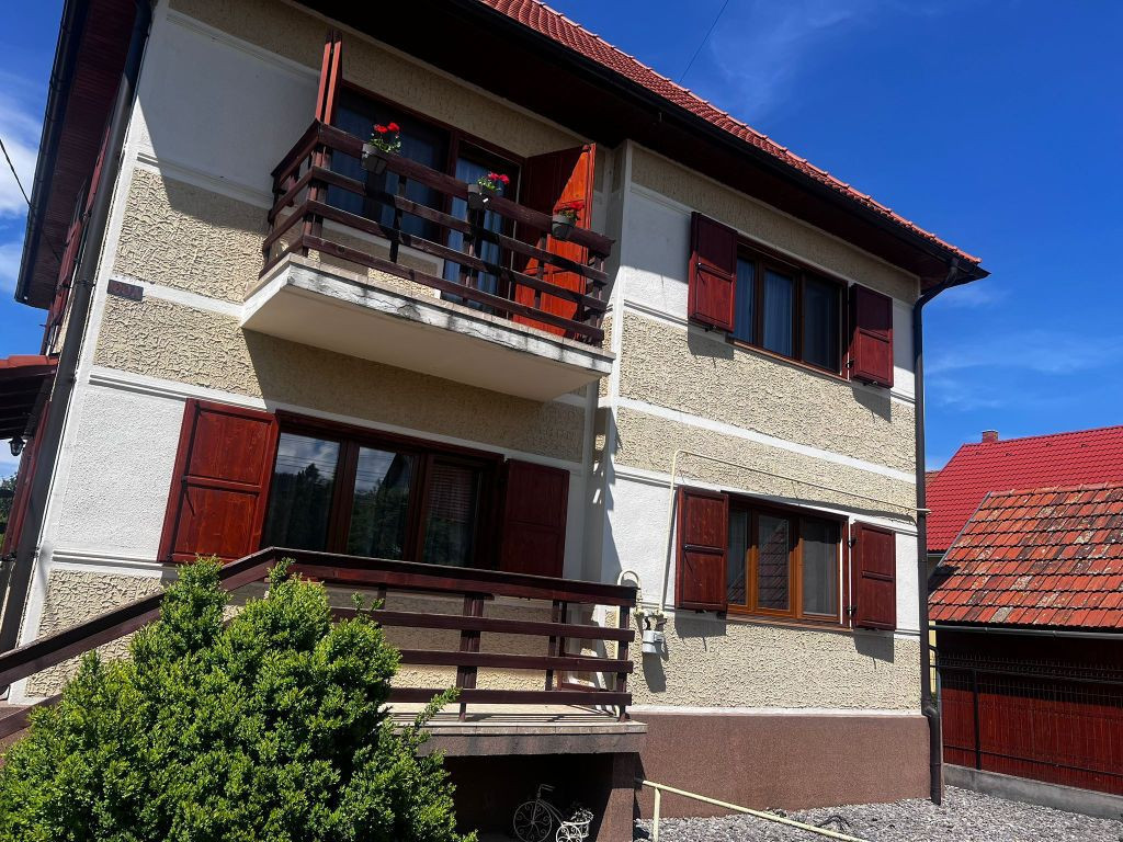 Casă de vânzare în Covasna - complet renovată, mobila...