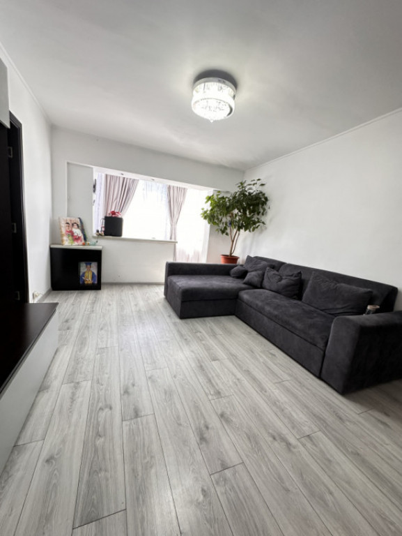 Apartament 3 camere- INEL II + boxa 5,61mp