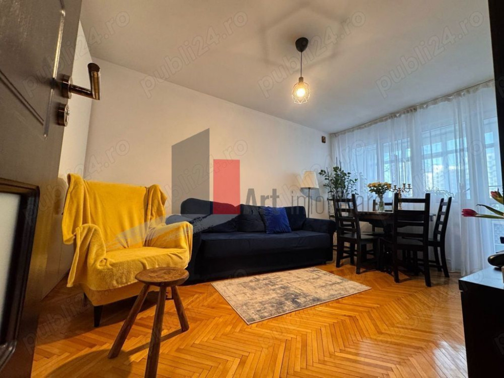 Apartament cu 3 camere de vanzare in zona Pajura.