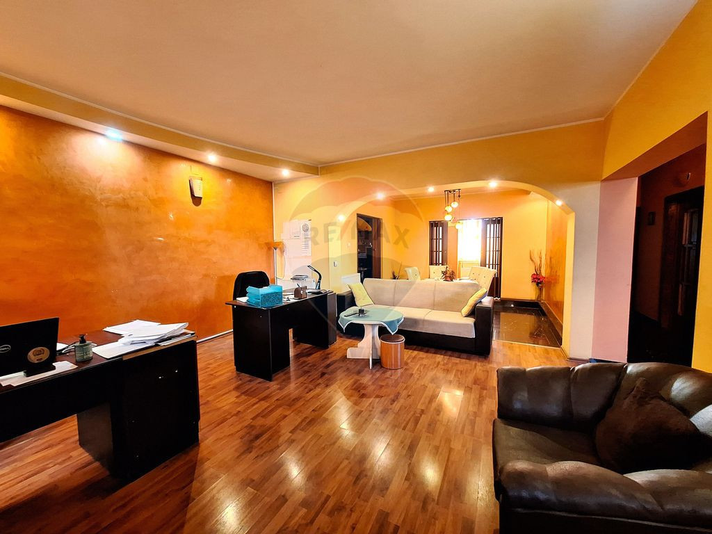 Casă / Vilă cu 8 camere de vânzare în zona 23 August