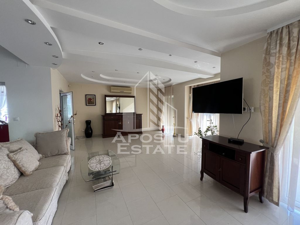 Vila individuală deosebită cu piscina încălzită