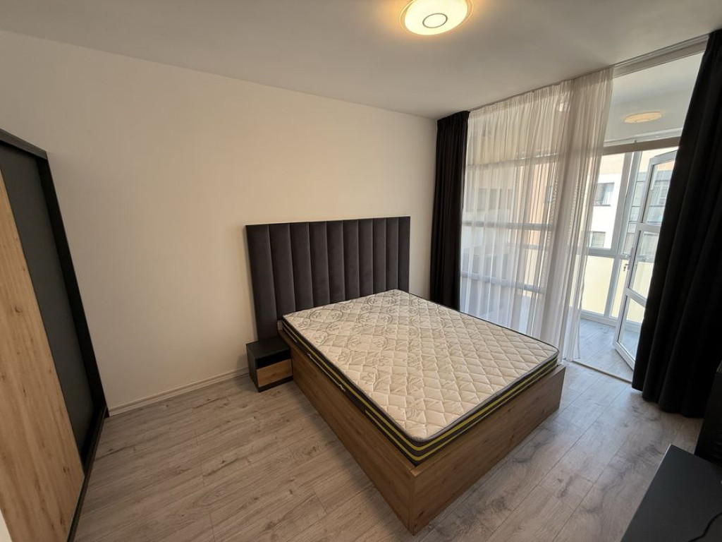 Apartament de , o camera, decomandat, mobilat si utilat, car