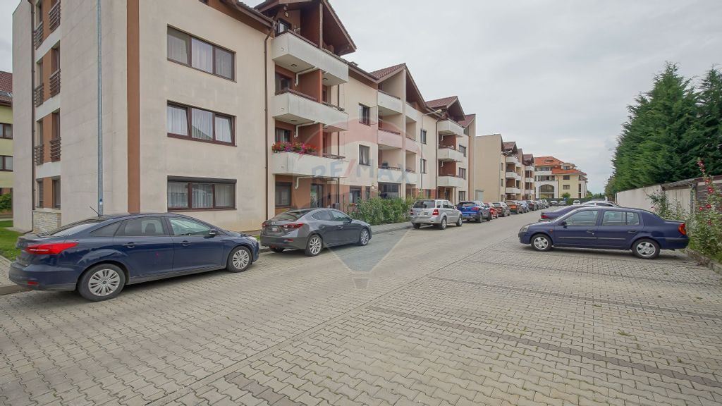 Apartament cu 3 camere de închiriat în zona Tractorul