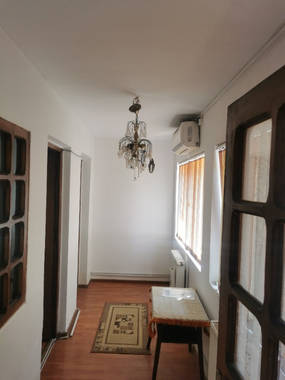 Casa locuibila Mizil Prahova vizavi de biserica de lemn