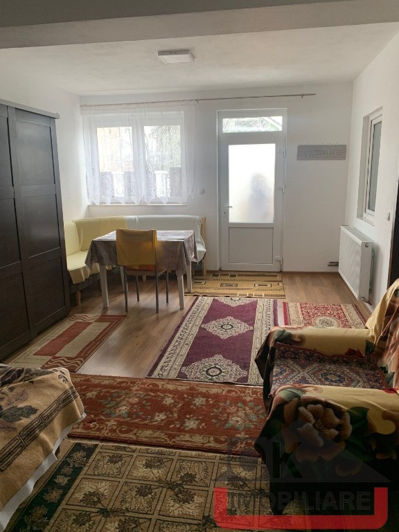 Garsoniera la casa zona Parneava