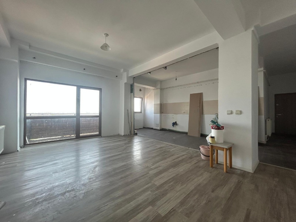 Apart de renovat, 2 camere, decomandat, spatios, modern, Ghimbav!