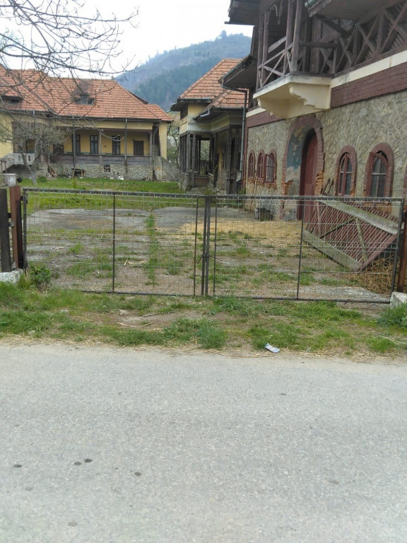 Casa boiereasca/conac central zona superba a Muscelului