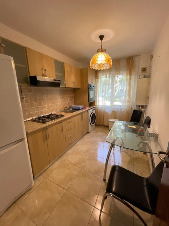 Ap. 3 cam Podu Roș - la bulevard– ideal locuință sau birou/spațiu come