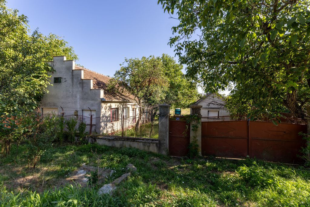 Casă cu 3 camere si teren 2196 mp de vânzare in Covasan...