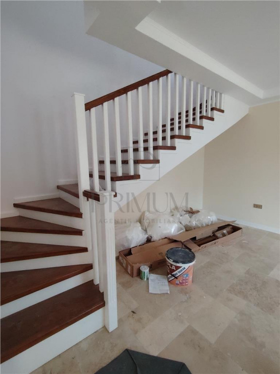 Duplex despartit prin garaj - zona excelenta - toate utilita