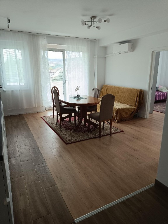 Apartament 3 camere Podul Berariei, partea de jos a orasului , et 1