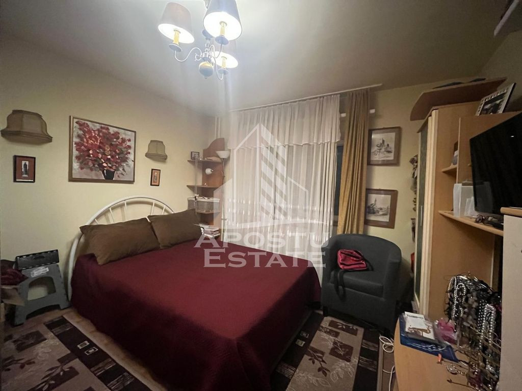 Apartament cu 3 camere si 2 bai, decomandat in zona Giroc...