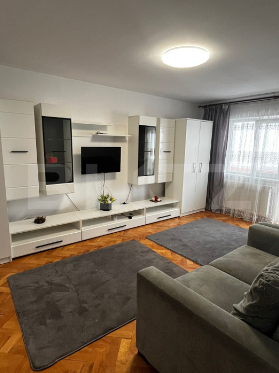 Apartament cu 3 camere, decomandat, zona Lama