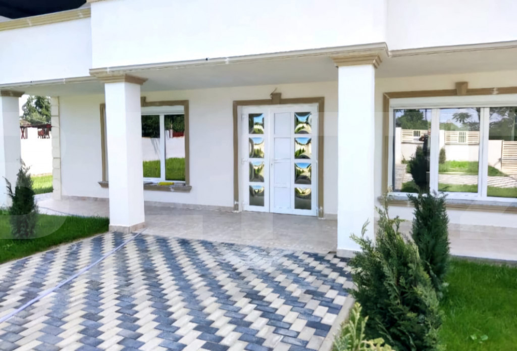 Casă spațioasă cu curte generoasă, în zonă liniștită