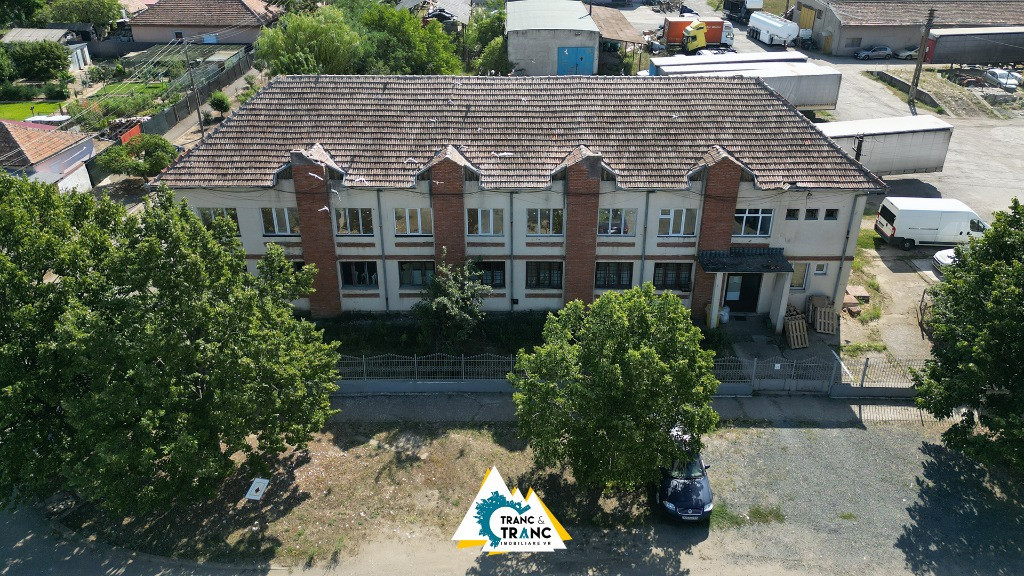Clădire împunătoare de 540 mp pe 2 nivele în Sânnicolau Mic