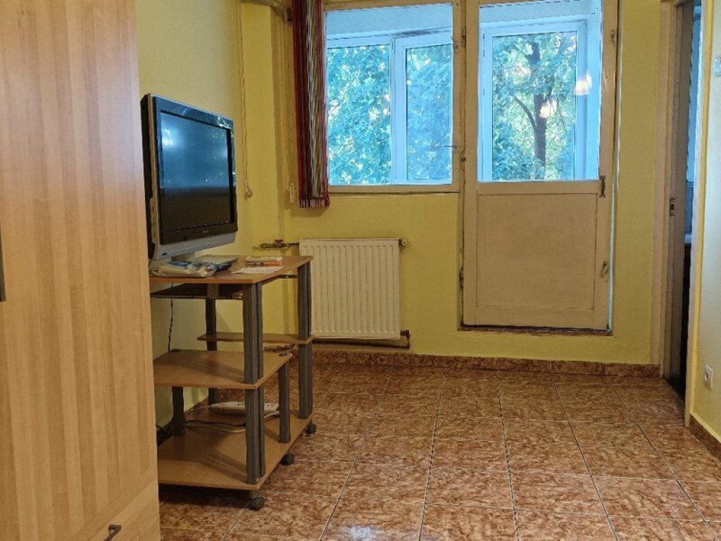 Garsoniera 30 mp etaj 2 Dristor Fizicienilor an 1984