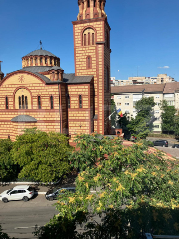 Garsoniera de 15mp, Rogerius