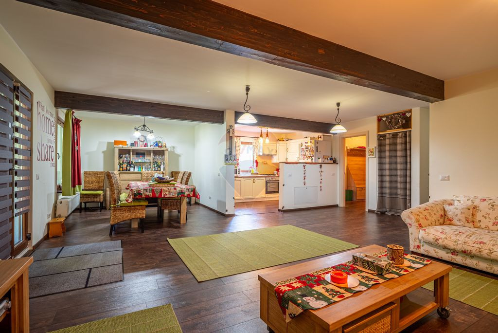 Casă P+M cu 6 camere în Bușteni - Zona Zamora