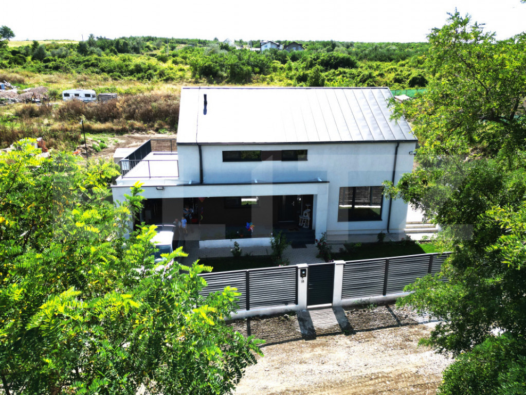 Casa cu 4 camere, cu beci si garaj, in Tomesti