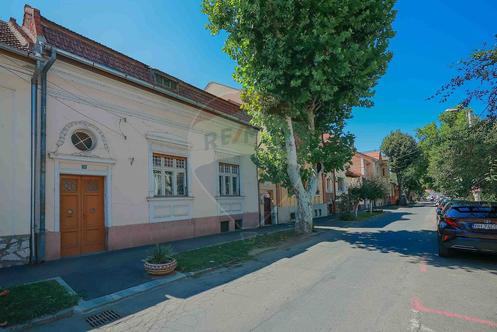 Casă evreiască interbelică, singur în curte, de vânz...