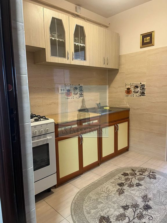 De inchiriat garsoniera- zona Tractorul