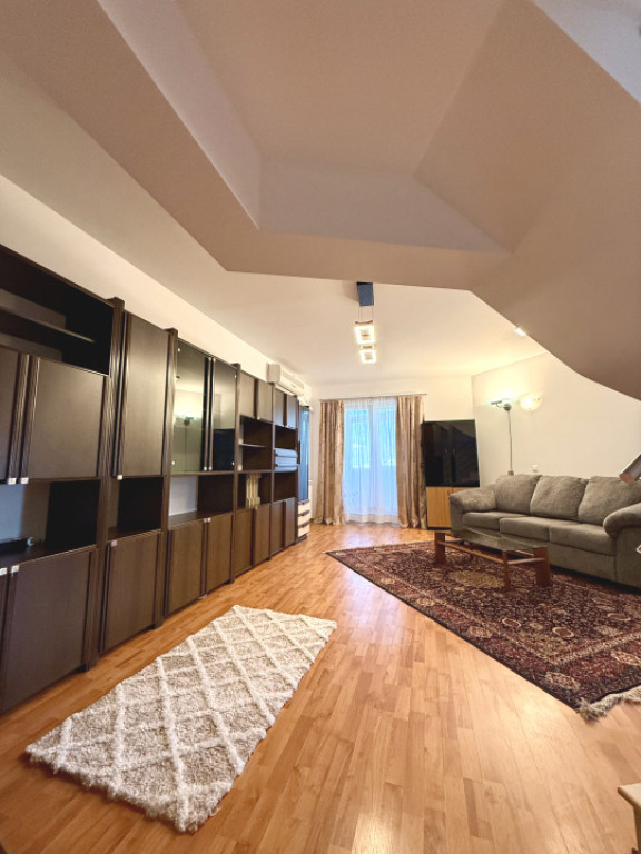 Apartament duplex cu 3 camere de închiriat – vedere panor