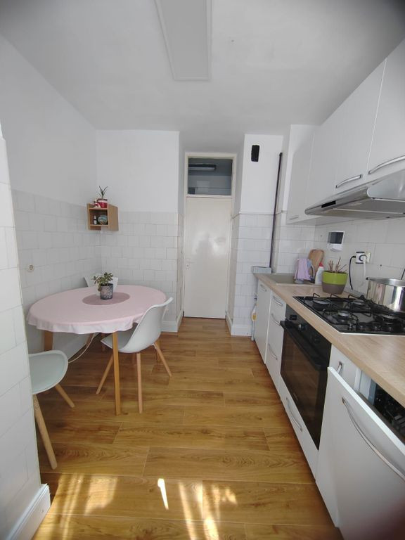 3 camere - zona Han - etaj 3/4 - decomandat - 63 mp - balcon