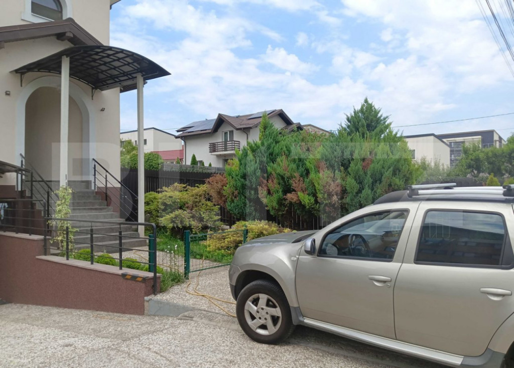 BLITZ – Apartament 3 camere la parter de vilă | Intrare s