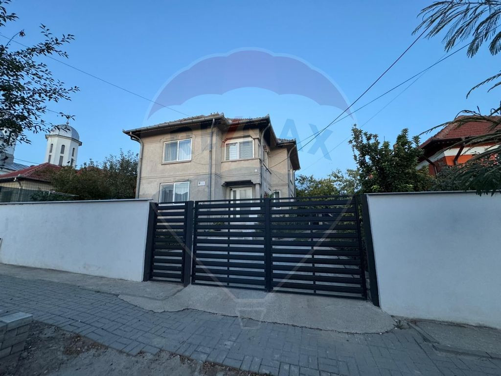 Casă / Vilă cu 7 camere de vânzare în zona Central