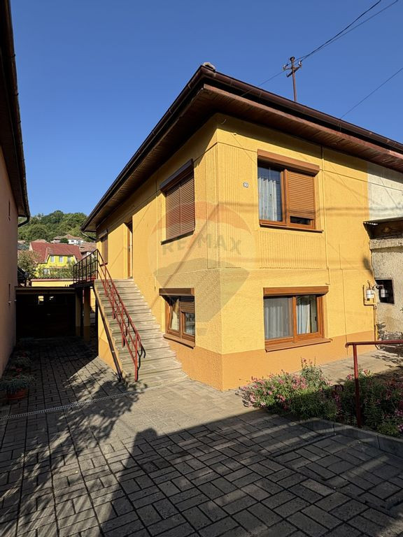 Casă 4 camere, 2 bai, curte 450mp, zona Baznei