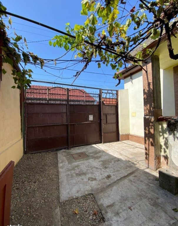 Casa renovabila/demolabila, singur in curte. 59.900E. Com...