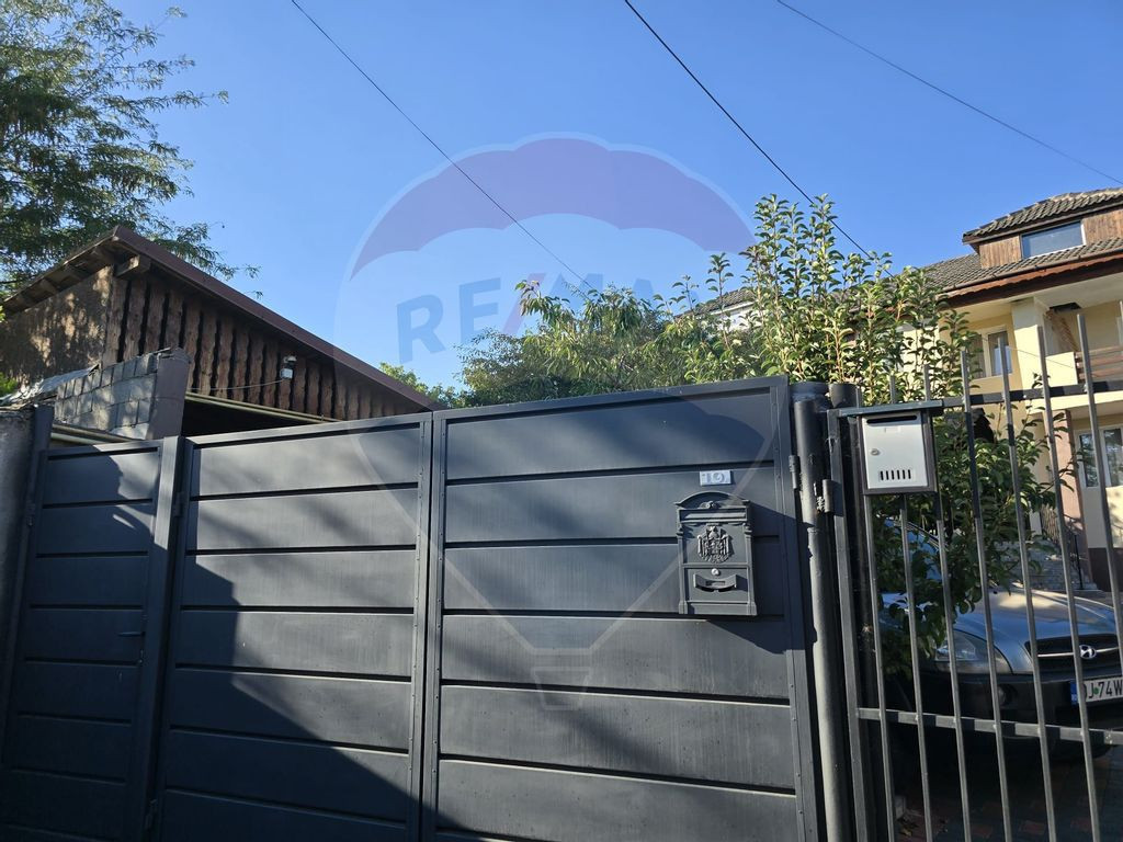 Casă / Vilă cu 5 camere de vânzare în zona George Enescu