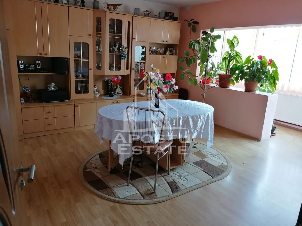 Apartament cu 3 camere, centrala proprie, zona Fabric