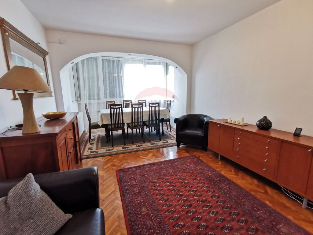 Apartament cu 4 camere de închiriat în zona Decebal